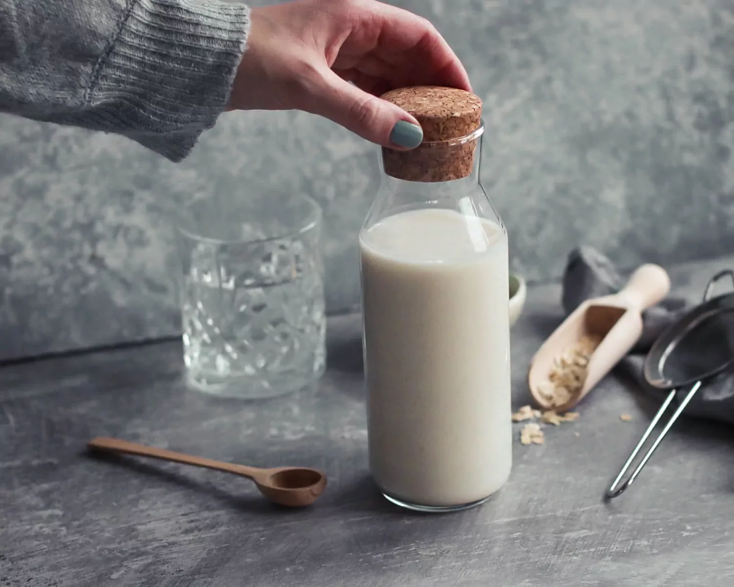 Domowe mleko owsiane – właściwości i jak zrobić?