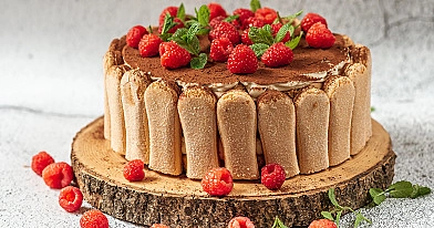 Ciasto tiramisu z jagodami, serkiem mascarpone, bitą śmietaną oraz kawą