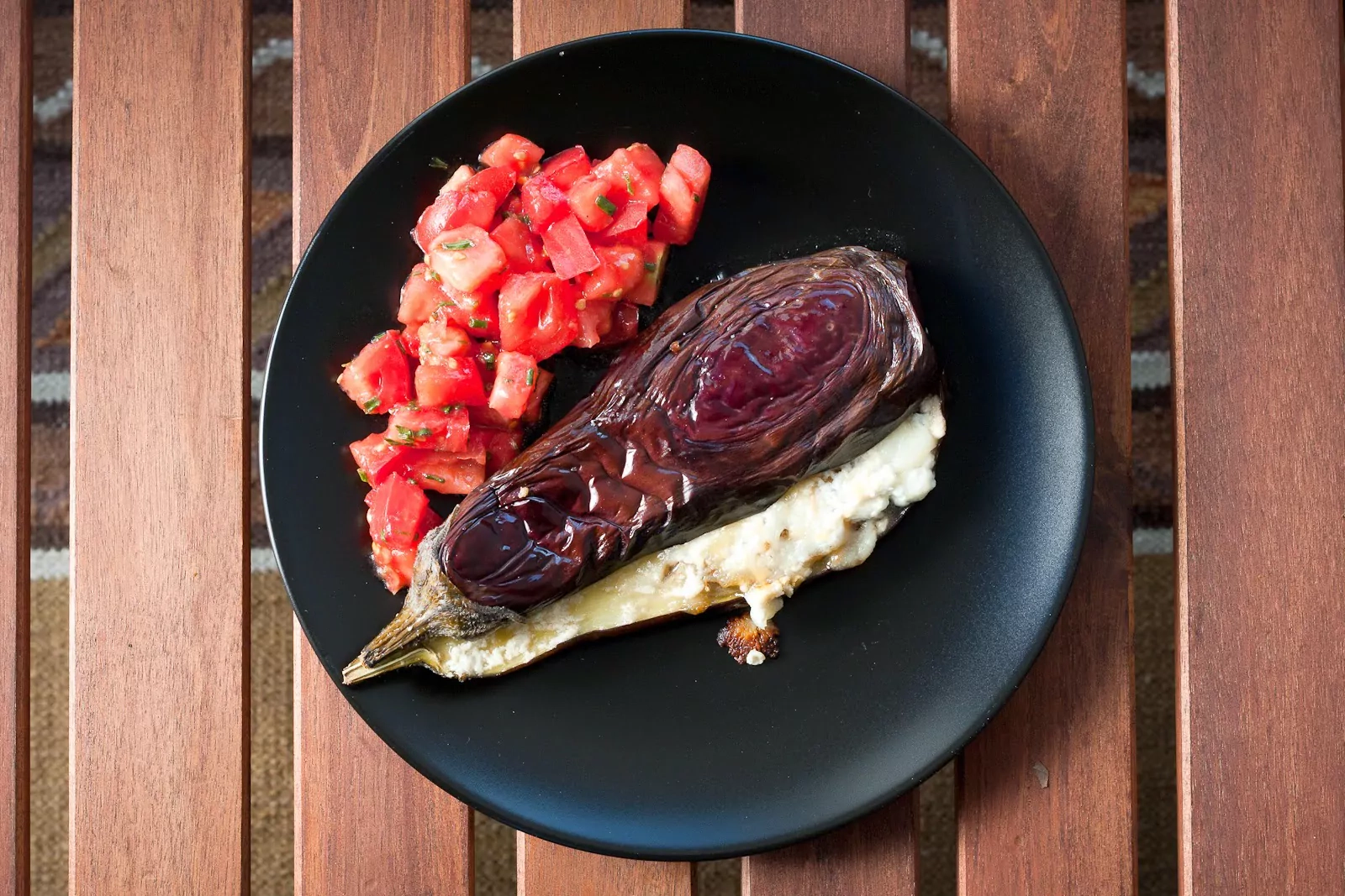 Zapieczone bakłażany z sosem czosnkowo-miodowym, kozim serem i sałatką pomidorową