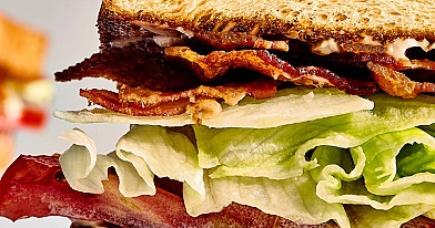 Amerykańska kanapka BLT sandwich - z opieczonym chlebem i bekonem