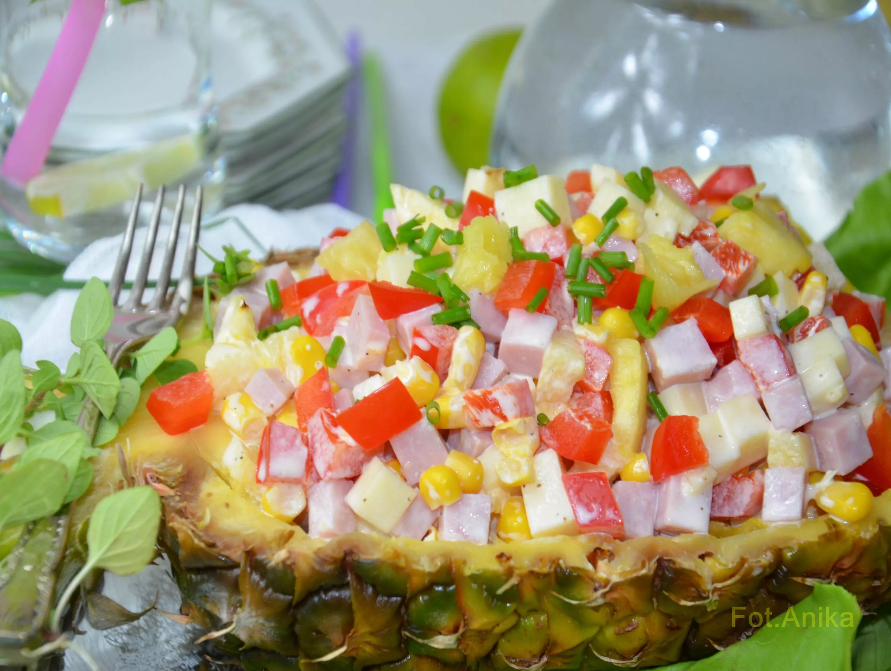 Hawajska sałatka z szynką i ananasem