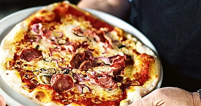 Domowa pizza z salami i pieczarkami