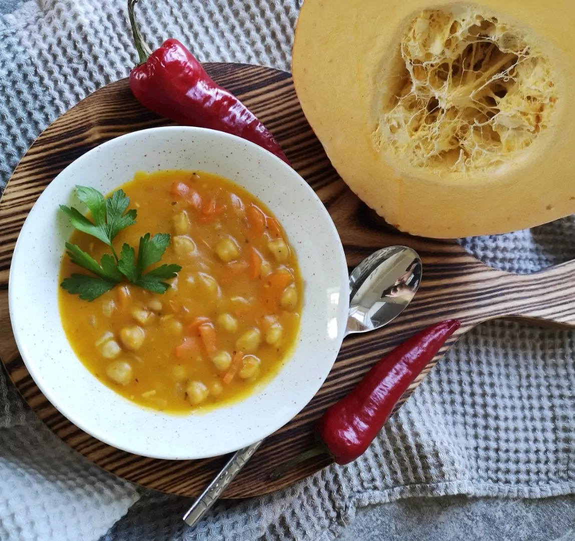 Zupa z dyni z ciecierzycą i mlekiem kokosowym