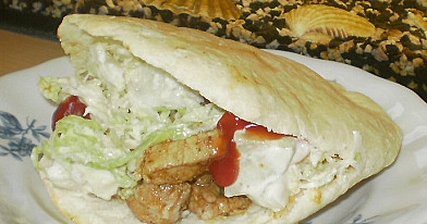 Domowy pyszny kebab w domowych chlebkach pita