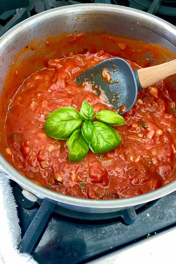 Domowy sos pomidorowy z bazylią