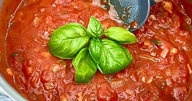 Domowy sos pomidorowy z bazylią