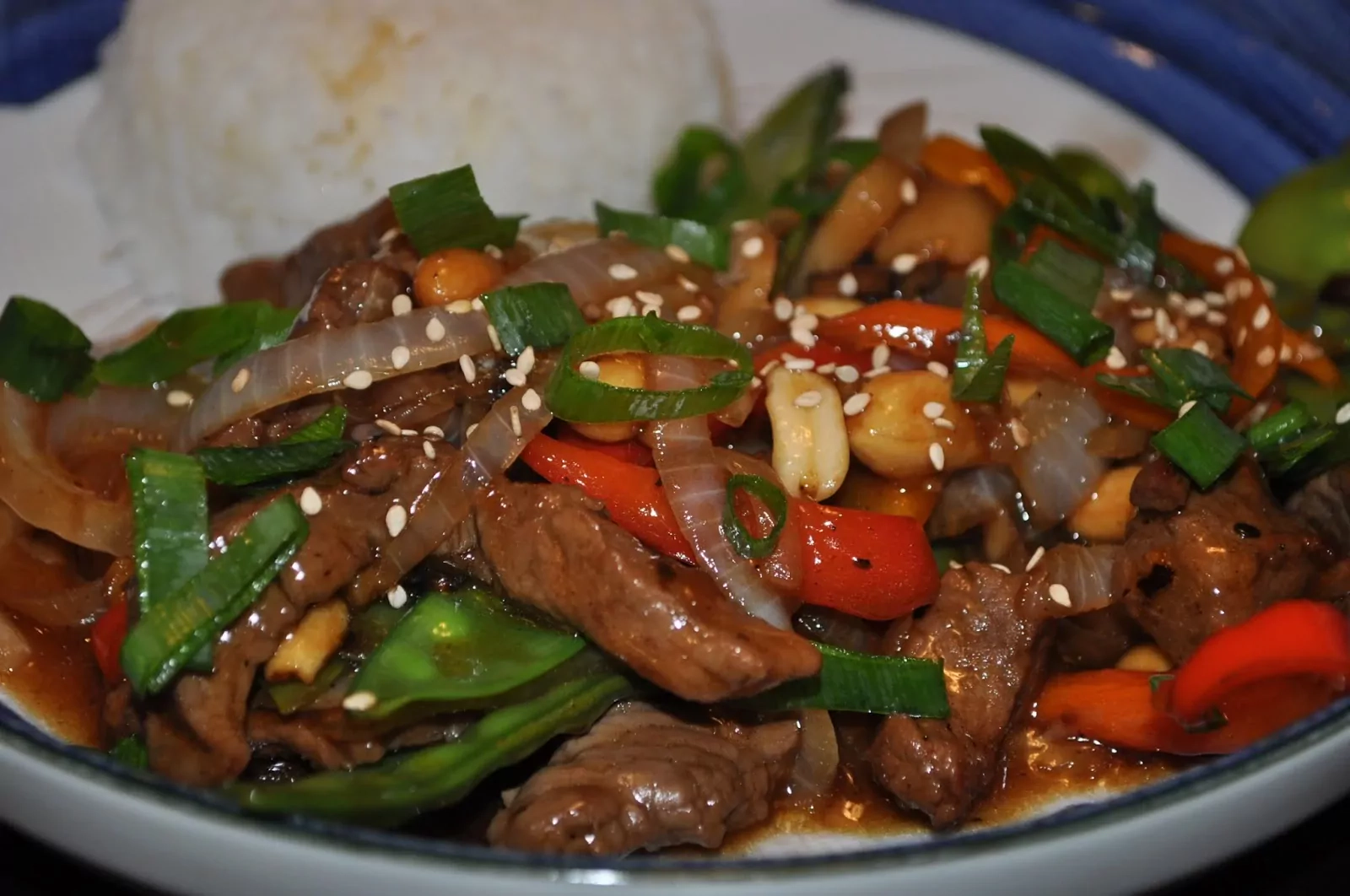 Wołowina po chińsku: stir-fry z wołowiną i warzywami oraz sosem teriyaki