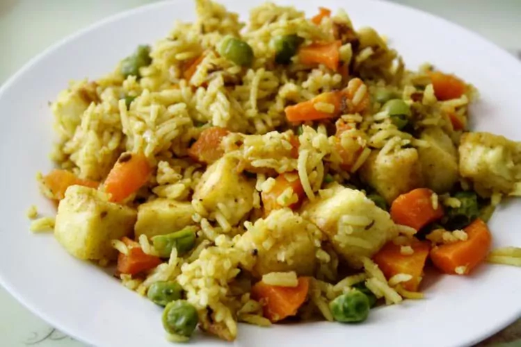 Gulasz warzywny - indyjska rafta ryżowa z groszkiem, marchewką i paneerem