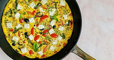 Grecki omlet z pomidorkami cherry, oliwkami i serem feta