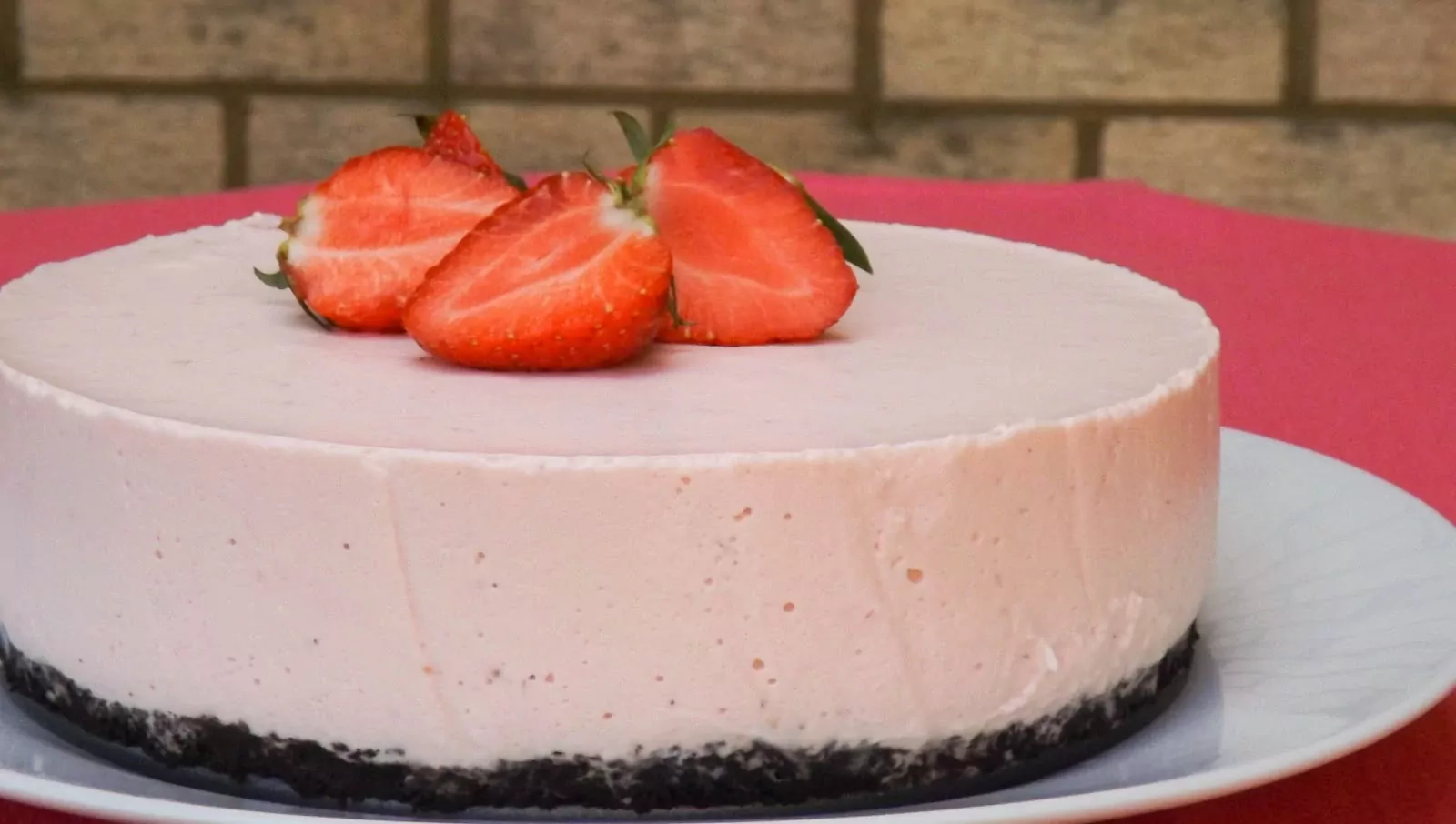 Orzeźwiający tort truskawkowy z musem jogurtowym na spodzie z ciastek Oreo