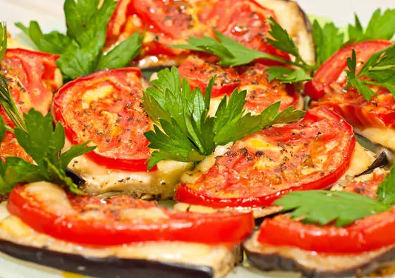 Bakłażany pieczone w piekarniku z pomidorami i serem