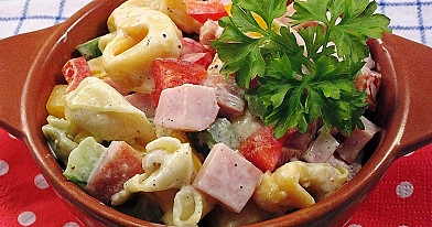 Sałatka z tortellini, szynki i papryki