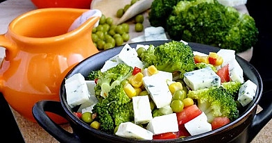 Sałatka brokułowa z dwoma serami i sosem czosnkowym