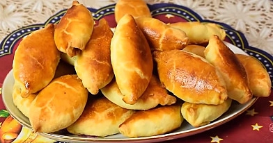 Pierożki w piekarniku z ryżem i jajkiem