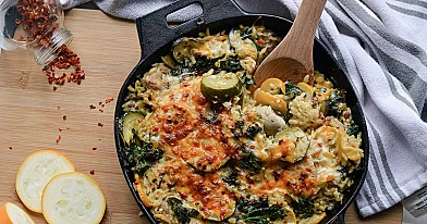 Makaron orzo z kurczakiem, cukinią i szpinakiem