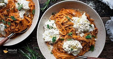 Pasta - Makaron z burratą i sosem pomidorowym