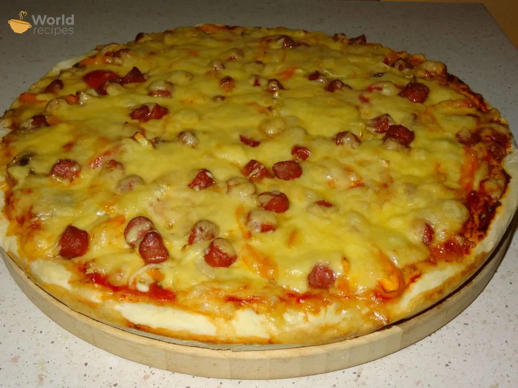 Pizza domowa z kabanosem i pieczarkami