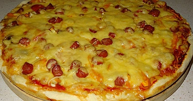 Pizza domowa z kabanosem i pieczarkami