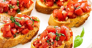 Bruschetta z pomidorami i bazylią