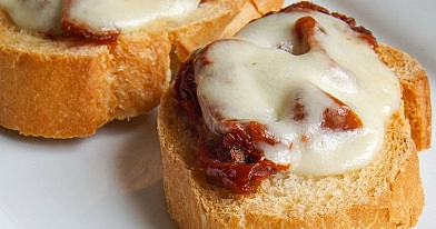 Bruschetta z suszonymi pomidorami i mozzarellą