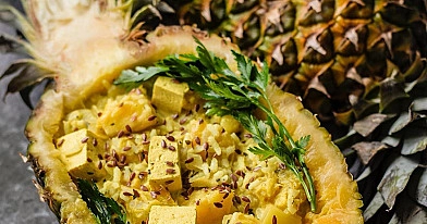 Egzotyczne tofu curry z mango i ananasem