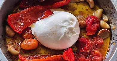 Burrata z pieczonym czosnkiem, pomidorkami koktajlowymi, papryką i oliwą