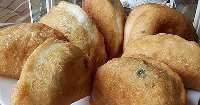 Smażone drożdżowe pierogi ze szpinakiem