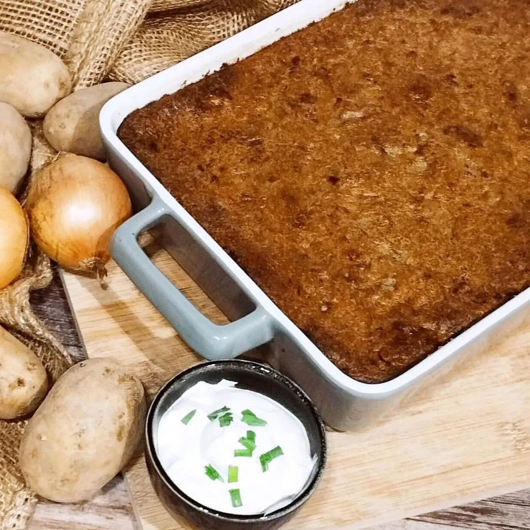 Tradycyjna babka ziemniaczana z mięsem i boczkiem