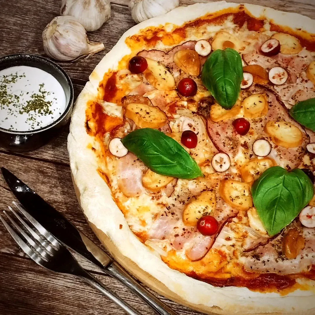 Pizza domowa z boczkiem, oscypkiem i cebulą 🤤🤤