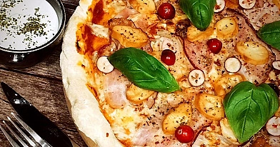 Pizza domowa z boczkiem, oscypkiem i cebulą 🤤🤤