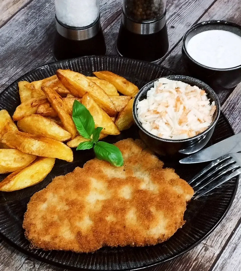 Kotlet schabowy z pieczonymi ziemniakami i surówką z czarnej rzepy