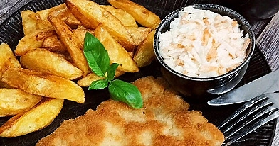 Kotlet schabowy z pieczonymi ziemniakami i surówką z czarnej rzepy