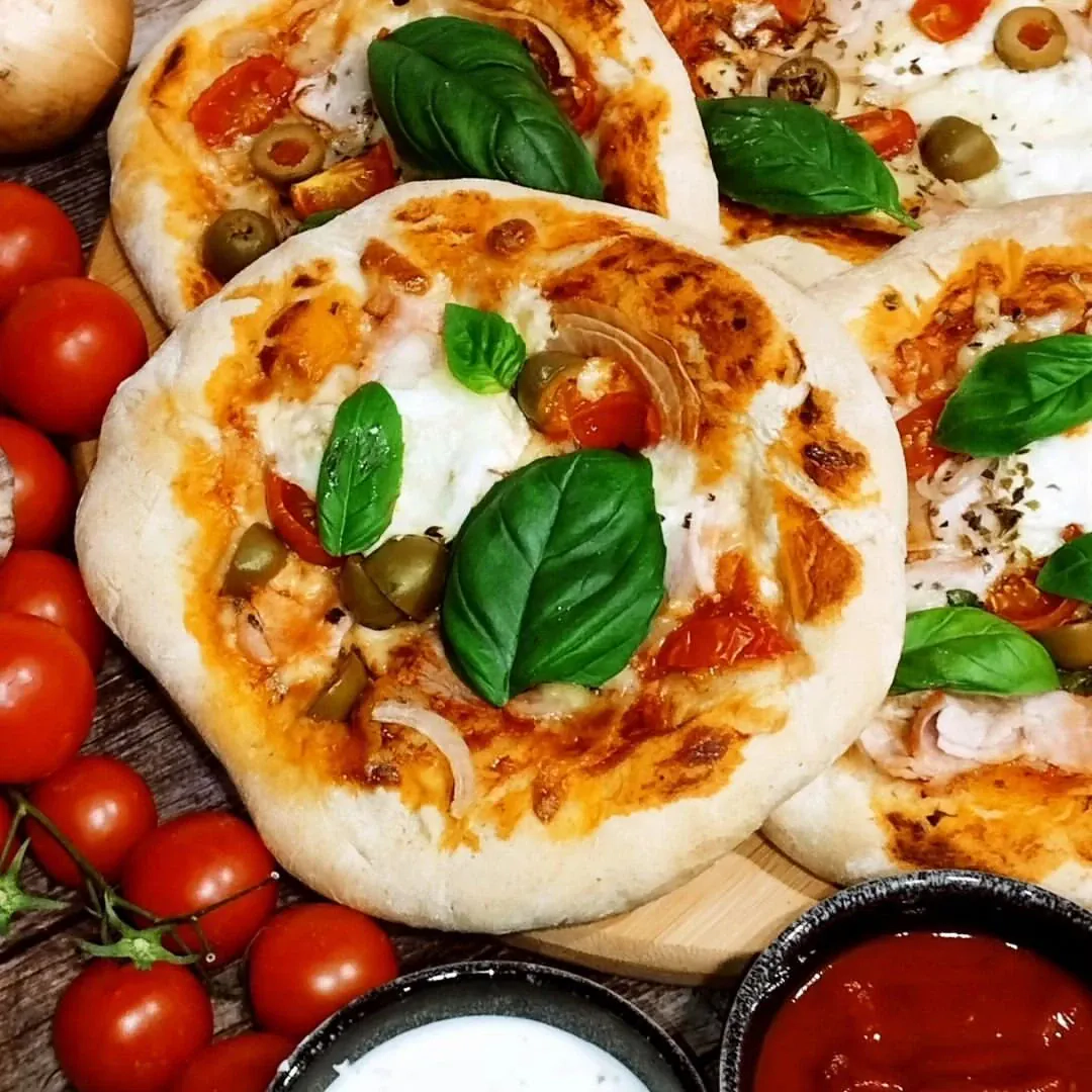 Pizzerinki (mini pizze) z szynką, serem i pomidorem