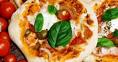 Pizzerinki (mini pizze) z szynką, serem i pomidorem