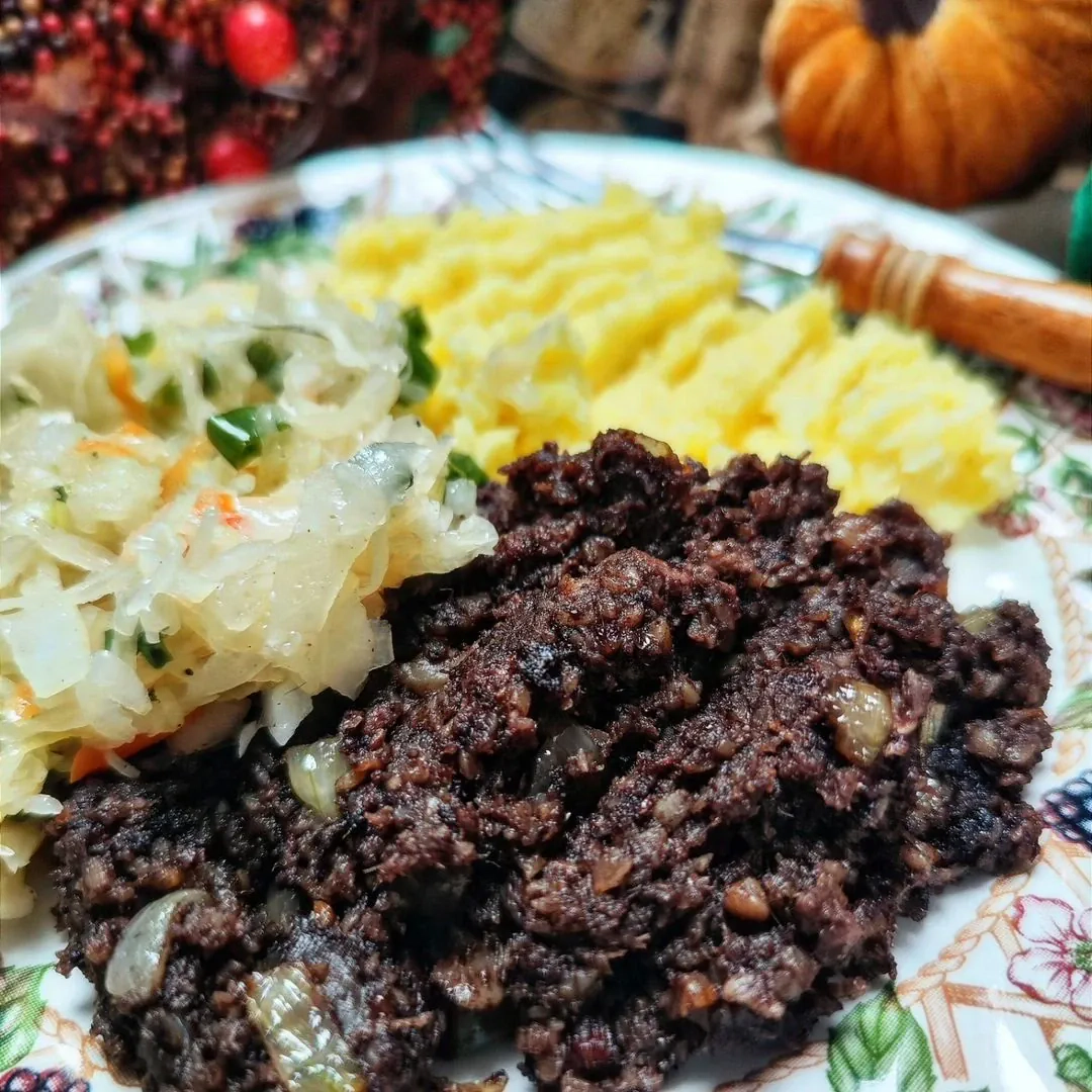 Kaszanka smażona z cebulką i puree ziemniaczanym