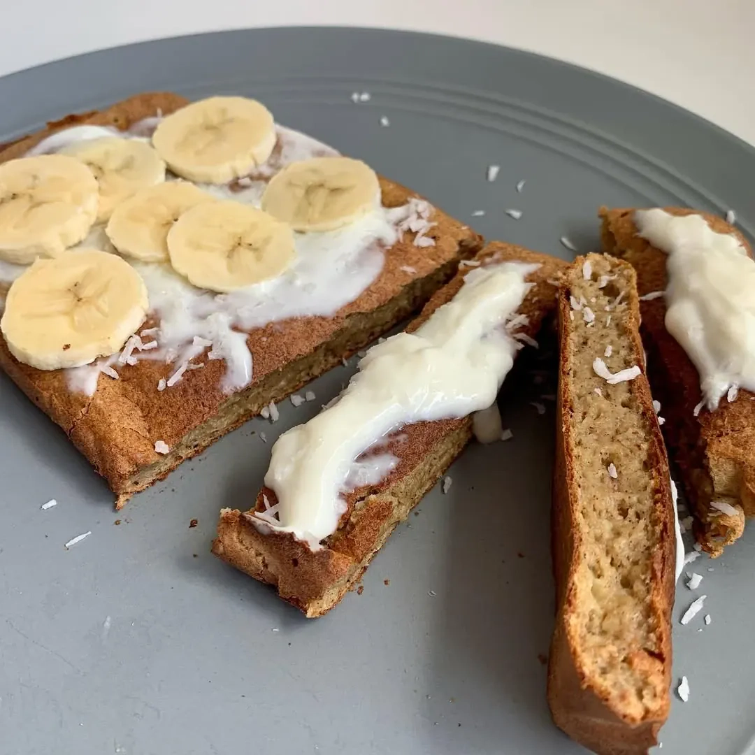 Chlebek bananowy z jogurtem i płatkami owsianymi