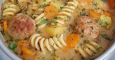 Aromatyczna babcina zupa koperkowa z domowymi klopsikami i makaronem