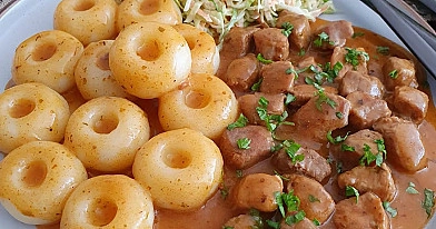 Tradycyjny gulasz z karkówki z kluskami śląskimi