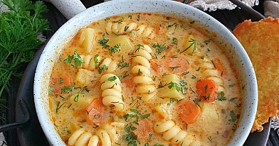 Babcina zupa koperkowa z ziemniakami i makaronem