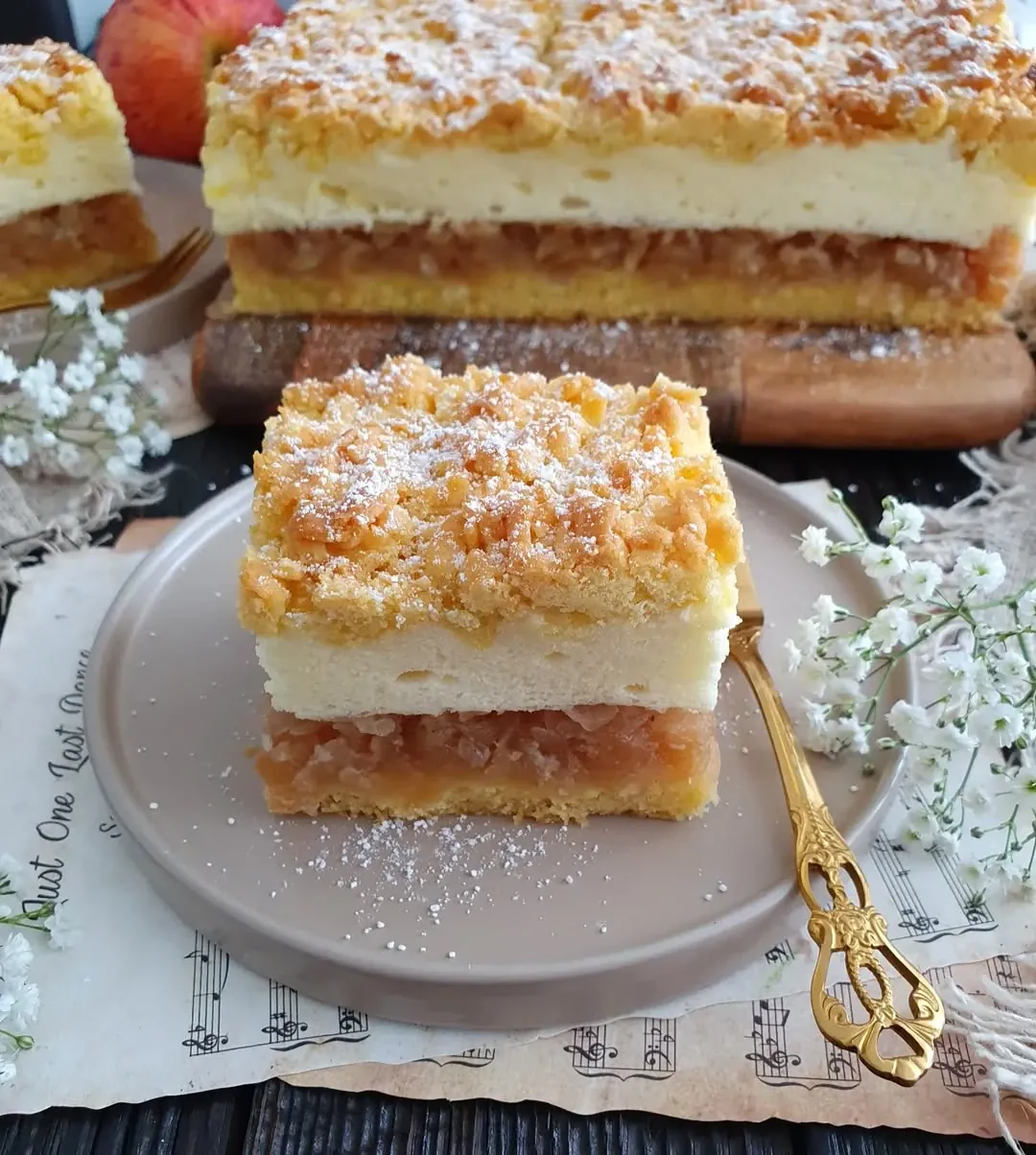 Szarlotka królewska z budyniową pianką