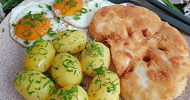 Panierowany kalafior z jajkiem sadzonym