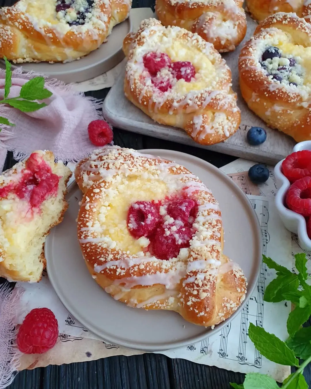 Puszyste drożdżówki z budyniem i owocami leśnymi