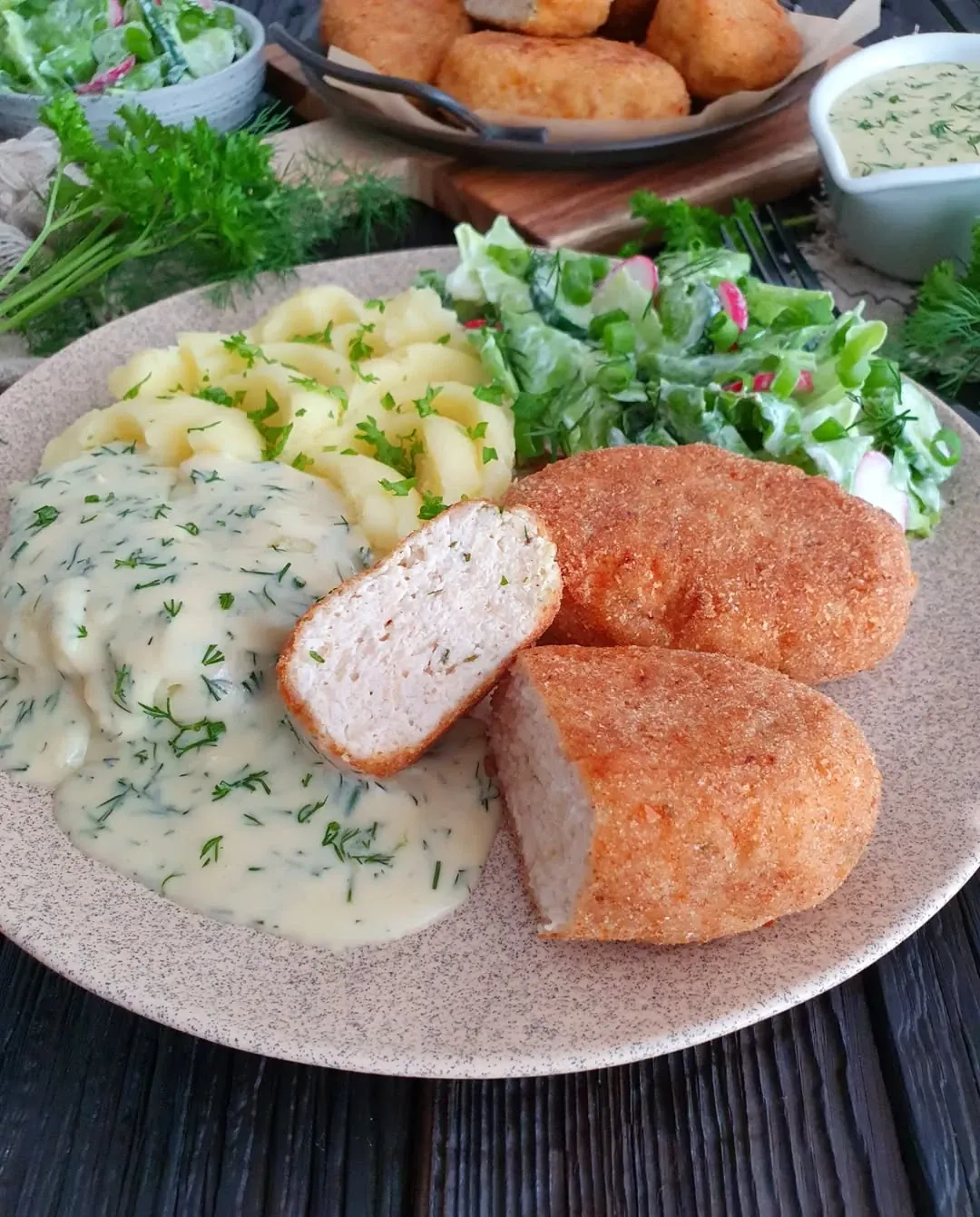 Delikatne kotleciki drobiowe po lwowsku z aromatycznym sosem koperkowym