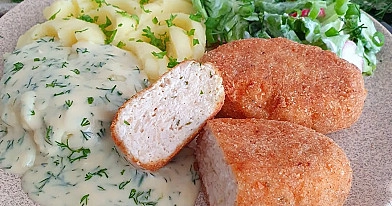 Delikatne kotleciki drobiowe po lwowsku z aromatycznym sosem koperkowym
