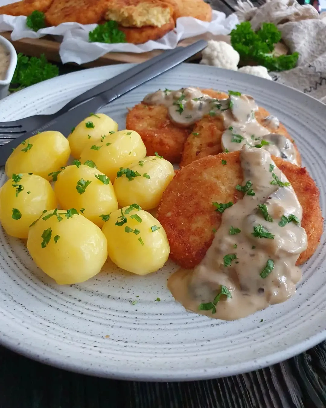 Aksamitne kotleciki kalafiorowe z aromatycznym sosem pieczarkowym