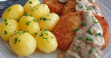 Aksamitne kotleciki kalafiorowe z aromatycznym sosem pieczarkowym