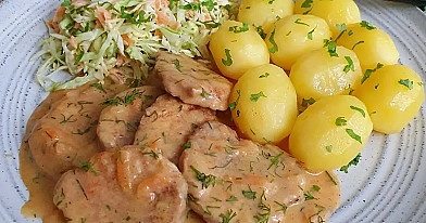 Domowa polędwiczka wieprzowa w kremowym sosie koperkowym