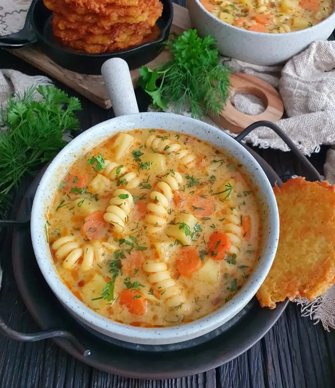 Aromatyczna zupa koperkowa z ziemniakami i makaronem