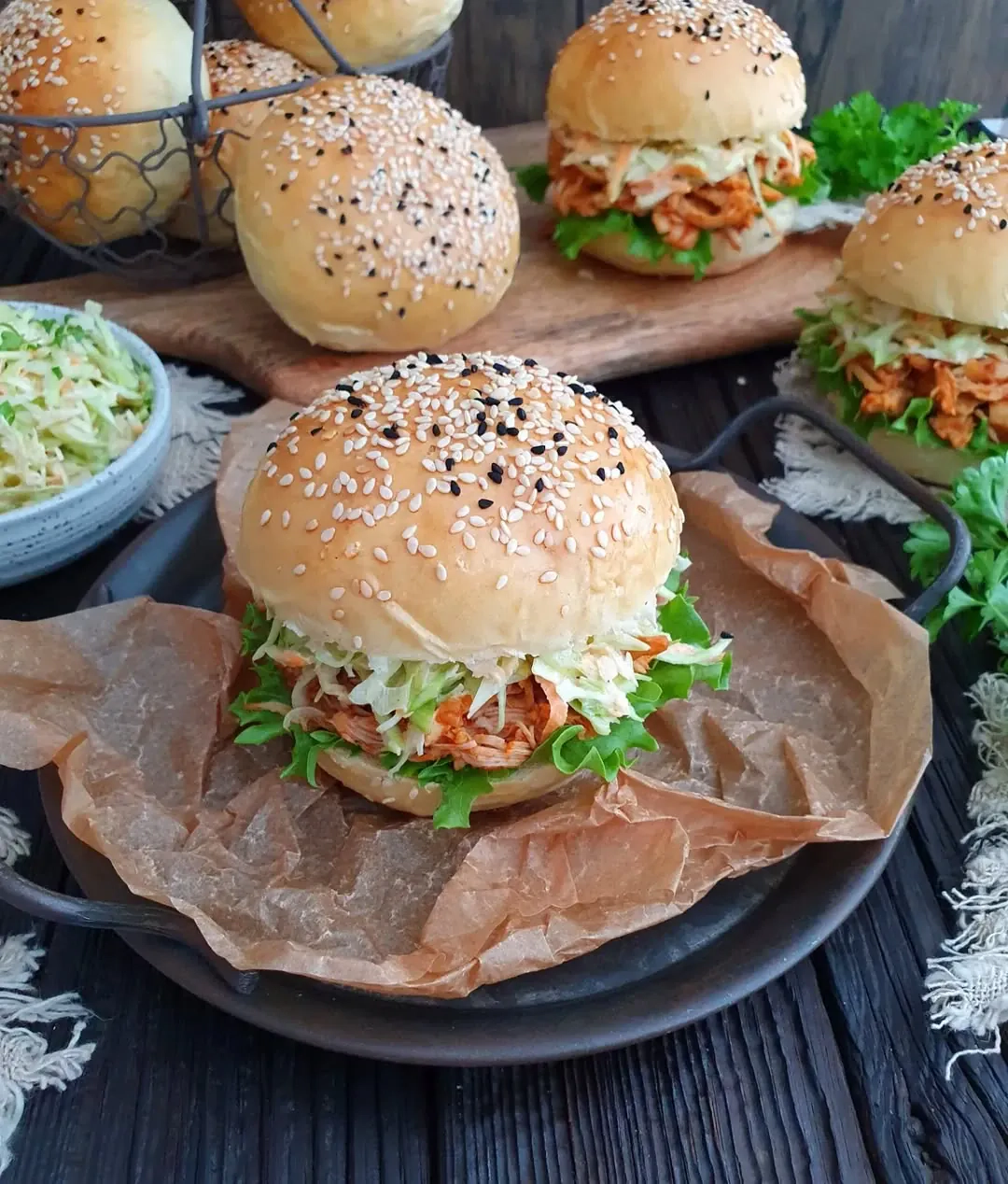 Domowe burgery z soczystym szarpanym kurczakiem i kremową surówką coleslaw