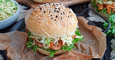 Domowe burgery z soczystym szarpanym kurczakiem i kremową surówką coleslaw